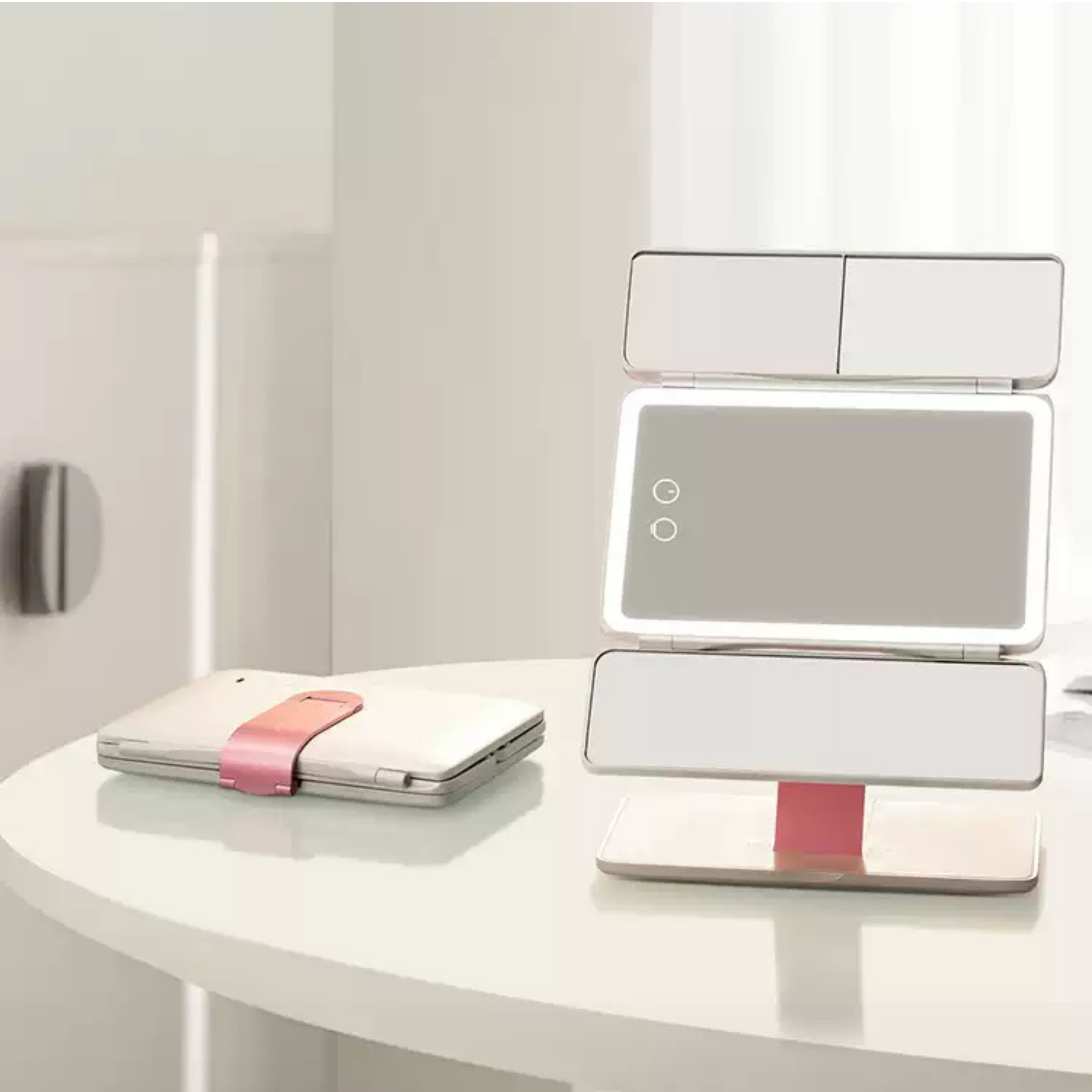 Katlanabilir Işıklı Seyahat Makyaj Aynası – 3 Panelli LED’li Taşınabilir Akıllı Ayna